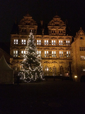 Weihnachtlicher Schmuck im Schlosshof