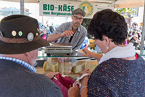 Käseeinkauf am Stand des Unterleimgrubenhofes aus Gütenbach. © Jürgen Gocke Fotodesign / Naturpark Südschwarzwald.