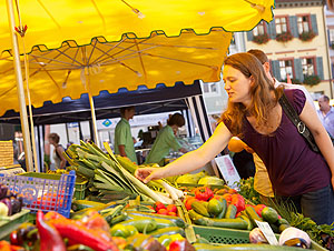 Regional einkaufen beim Markt der Naturparke. Foto: Peter Mesenholl
