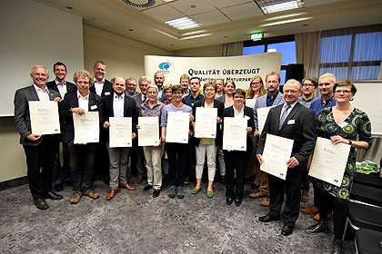 Stolz weredn die Auszeichnungen präsentiert