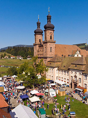 Der historische Klosterhof von St. Peter als malerische Kulisse für die sehr gut besuchte dritte Naturpark-Käsemesse. © Jürgen Gocke Fotodesign / Naturpark Südschwarzwald.