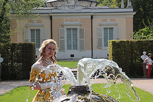 Baronin von Krüdener, die Frau des russischen Gesandten am Hof des Kurfürsten Carl Theodor, beim Lustwandeln im Schlosspark