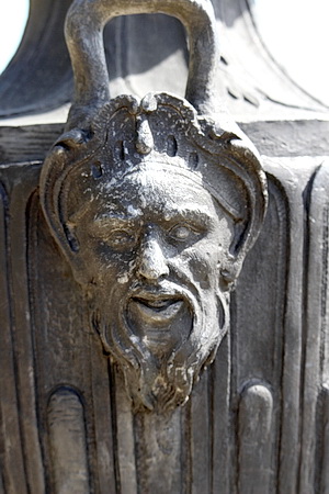 Schlossgarten Schwetzingen - Maske auf einer Vase im Garten