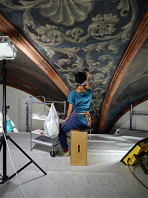 Die Ranken an den Zwickeln der großen raumbreiten Querbilder bekommen ihre ursprüngliche Plastizität zurück | Bild: Claudia-Gerner-Beuerle