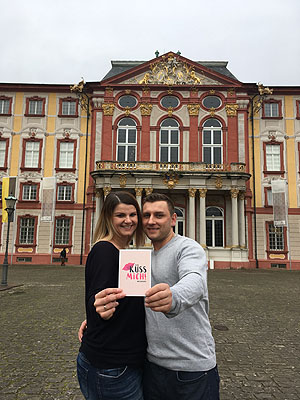 Vor dem Residenzschloss der Fürstbischöfe von Speyer in Bruchsal: Ein Paar mit Kuss zum Freien Eintritt