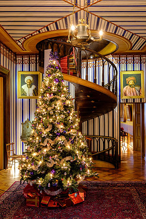 Das Napoleonschloss erstrahlt in feierlichem Glanz 