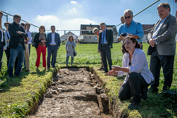 Zweite Station der Reise war das ehemalige Konzentrationslager Bisingen. Mit der Forschungsgrabung sollen Erhaltung und Aussagekraft der lagerzeitlichen Relikte ermittelt werden, die 2018 geophysikalisch nachgewiesen werden konnten