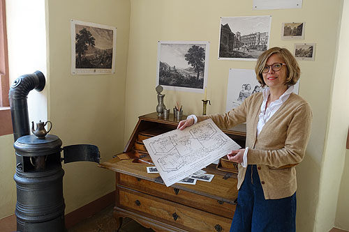 Konservatorin Dr. Uta Coburger bei der Präsentation des Zimmers. Foto: Hock/SSG