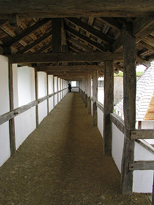 Heuneburg, Wehrgang auf der rekonstruierten Ummauerung