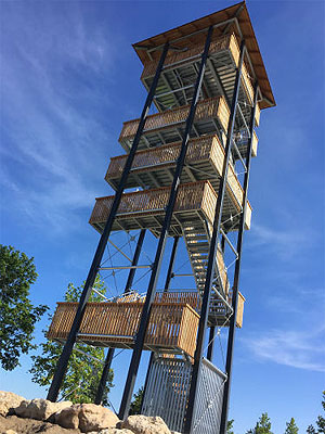 Spektakulär ist ein 24 Meter hoher Aussichtsturm im Stil eines römischen Wachturms im niederbayerischen Pocking. Er ist neues Wahrzeichen am Römerradweg zwischen Passau und dem österreichischen Attersee. Foto: Tourismusprojekt Römerspuren/Tourismusverband Ostbayern