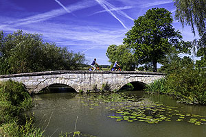 Der Altmühl-Radweg in Ansbach. Der Altmühl-Radweg quer durch Bayern eignet sich perfekt für Radurlaub-Einsteiger. Auf der fast ebenen Strecke rollen die Radler beinahe unmerklich bis zur Donau-Mündung bergab. Bildnachweis: Radweg-Reisen