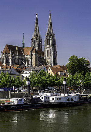 Der Dom St. Peter in Regensburg. Die schönsten Impressionen rund um den geografischen Mittelpunkt Bayerns erlebt, wer ab Regensburg erst der Donau stromaufwärts und dann hinter Neuburg übers Wellheimer Trockental zurück zur Altmühl radelt. Bildnachweis: Radweg-Reisen