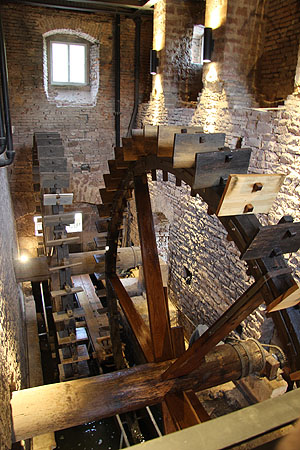 Wasserräder für den Antrieb der Pumpen