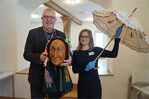 Dieter E. Albrecht, die Larve und die Kuratorin Raffaela Sulzner M.A.,. Foto: Andrea Goletz, Landesmuseum Württemberg