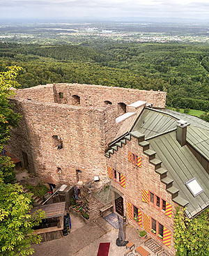 Ruine Alt-Ebersetin mit Blick über die Rheinebene. Foto: Günther Bayerl/SSG