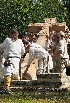 Kreuzaufrichtung im Campus Galli - Auf der Klosterbaustelle „Campus Galli“ entsteht Tag für Tag ein Stück Mittelalter, die Besucher sind live dabei! –ä Bildnachweis: Campus Galli