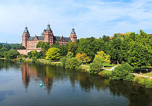 Aschaffenburg ist die letzte Station der Klassiker-Tour auf dem Main-Radweg. Schon von weitem kommt das Wahrzeichen der Stadt, das prachtvolle Schloss Johannisburg, in den Blick. Foto: Radweg-Reisen