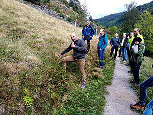 Frank Lamprecht, Herdenschutzberater im Auftrag der Forstlichen Versuchs- und Forschungsanstalt, erläutert die Kriterien für einen wolfsabweisenden Zaun. Foto (c) NPS