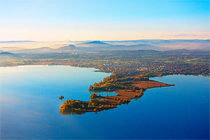 Die Landschaft am westlichen Bodensee ist einfach umwerfend schön. Hier blickt man über die langgestreckte Zunge der Halbinsel Mettnau, das dahinterliegende Städtchen Radolfzell bis in die weite Landschaft des Hegau mit seinen Vulkanen.Bild: REGIO Bodensee-Konstanz-Hegau e.V., Achim Mende