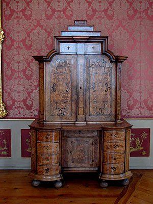 Neues Schloss Tettnang, Schreibschrank im Ersten Roten Zimmer. Foto: Katharina Dietz, SSG