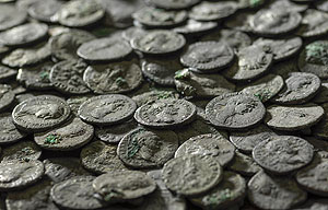 Die knapp 5600 Silbermünzen sind mit ihren etwa 15 Kilogramm Gewicht der größte je gefundene Silberschatz im heutigen Bayern. Fotos: Andreas Brücklmair/Kunstsammlungen & Museen Augsburg (oben), Monika Harrer / Kunstsammlungen & Museen Augsburg (Mitte)