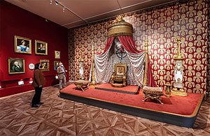 Blick in den neu eingerichteten Thronsaal. Impression Thron-Ensemble und Fürstengalerie © Badisches Landesmuseum, Foto: ARTIS – Uli Deck