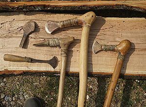 Mit Repliken von bronzezeitlichen Werkzeugen wird erprobt, wie belastbar die Werkzeuge sind, welche Spuren sie in den verschiedenen Holzarten hinterlassen und wie schnell sie nachgeschliffen werden müssen. Landesamt für Denkmalpflege im Regierungspräsidium Stuttgart/Bild: M. Schaefers