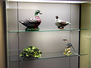 Terrinen in Form von Ente, Taube, Salatkopf und Eichelhäher. Schloss Favorite, Rastatt