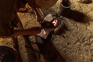 Keltengruppe Heuneburg in Aktion: Feuer machen. Fotos: Nadine Bäumler/SSG