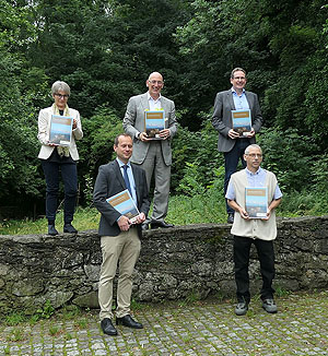 An der Buchvorstellung beteiligte Personen mit präsentiertem Titel