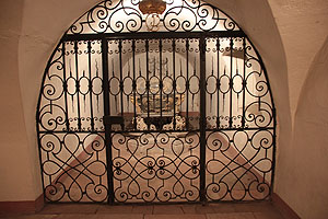 Sarkophag des Kurfürsten Carl Philiip in der Gruft der Schlosskirche. Foto: kulturer.be