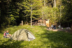 Beim Trekking im Schwarzwald dürfen naturverbundene Wandernde an ausgewählten Stellen ihr Zelt in der Natur aufschlagen. © Naturpark Südschwarzwald/Sebastian Schröder-Esch