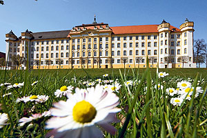 Kloster Ochsenhausen, Front des Klosterkomplexes. Luftbild: Achim Mende /SSG