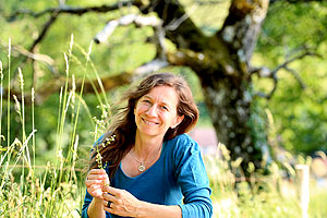 Kräuter-Workshop: Bei der Kräuterexpertin Astrid Fiebich lernen die Kursteilnehmer die heimische Kräuterwelt kennen. Foto: privat