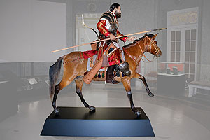 Rekonstruktion eines berittenen Awaren-Kriegers in Rüstung nach Funden aus dem Grab Nr. 1341/1503 der Fundstelle Derecske-Bikás-dűlő (Déri Museum, Debrecen).