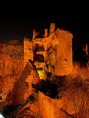 Künftig in der Nacht dunkel: Der Gesprengte Turm von Schloss Heidelberg. Foto: kulturer.be