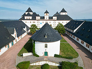 Schloss Augustusburg (Lkr. Mittelsachsen) mit Brunnenhaus aus der Luft. Foto: ASL Schlossbetriebe gGmbh