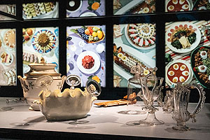 Tischdekoration mit Glaskühler, Weinkaraffe aus Kristallglas und Sturzbecher. © Histor. Museum Basel.