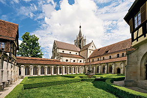 Kloster Bebenhausen, Kreuzgarten mit Klosterkirche. Foto: Christoph Herrmann, ssg