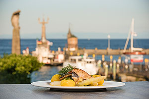 Konstanz: Fischgericht vor der Kulisse des Hafens. Foto: mtk/ Chris Danneffrel