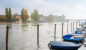 Konstanz: Seerhein mit Rheinbrücke im Hernstnebel. Foto: mtk/ Dagrmar Schwelle