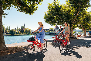 Mit dem Fahrrad unterwegs auf der Seestraße in Konstanz. Foto MTK / Leo Leiser.