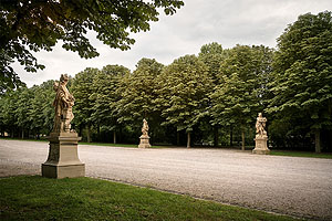 Schlossgarten Bruchsal, Kastanienallee mit Figuren. Foto: Günther Bayerl, SSG