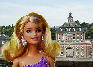 Barbie vor Tor- und Kanzleibau. Foto: pixabay / alexa / ssg
