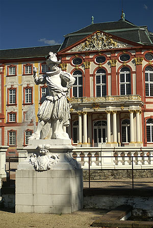 Schloss Bruchsal: Gartenfront mit Balustradenfigur. Foto: kulturer.be
