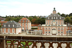Schloss Bruchsal, Tor- und Kanzleibau im Schlossbereich, vom Balkon des Schlosses aus gesehen. Foto: kulturer.be