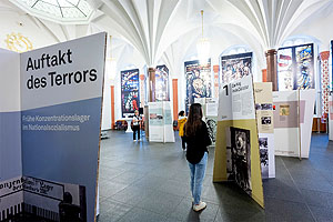 Blick in die Ausstellung in der Meckelhalle der Sparkasse Freiburg-Nördlicher Breisgau. Foto: Patrick Seeger.