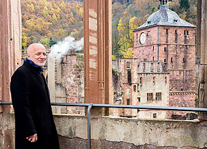 Bald im Ruhestand: Michael Bös, Leiter der Heidelberger Schlossverwaltung vor der Kulisse der Westseite des Schlosses. Foto: Sarah Prellwitz/SSG