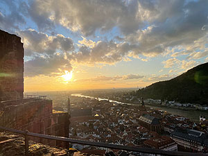 Schloss Heidelberg: Abendstimmung. Blick vom Dicken Turnm auf die Stadt und über das Tal des Rheins. Foto:; kulturer.be