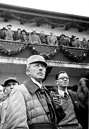 Ausgangspunkt des Vortrags ist ein „Selfie“, das Wilhelm Paulcke bei den Olympischen Winterspielen 1936 in Garmisch-Partenkirchen machen ließ. Es zeigt ihn selbst und im Hintergrund die Ehrentribüne im Eisstadion mit Adolf Hitler als Schirmherr der Olympiade.